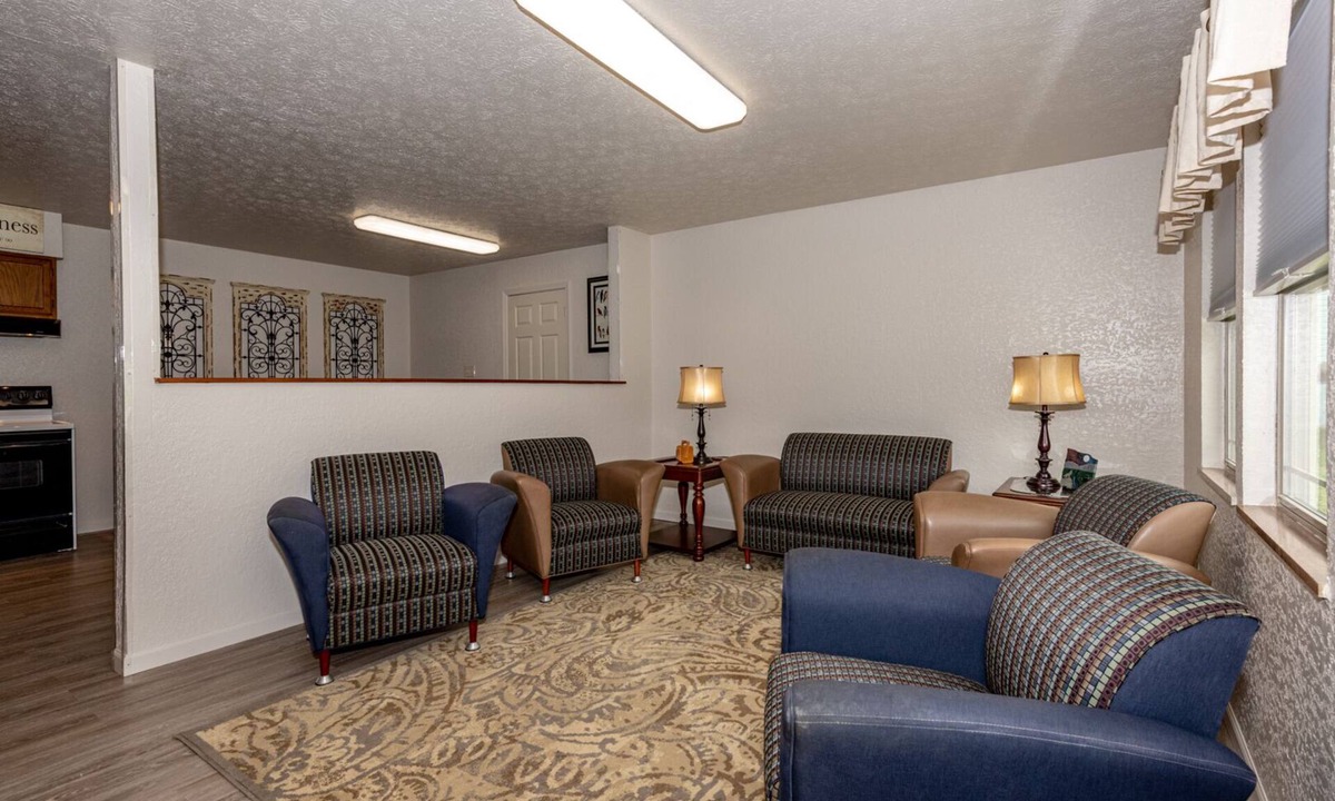 Karns House | Spacious home - Sleeps 12 - Convenient Location