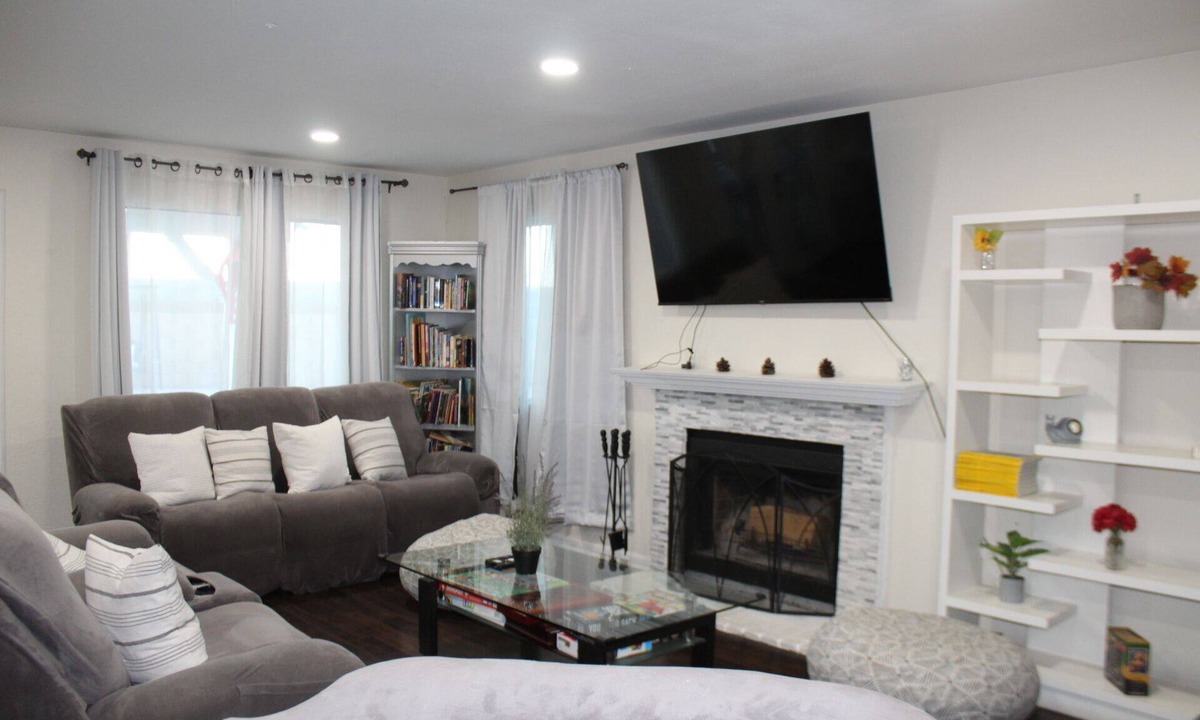Lancaster House | Spacious Home w/Backyard Basketball + Laundry