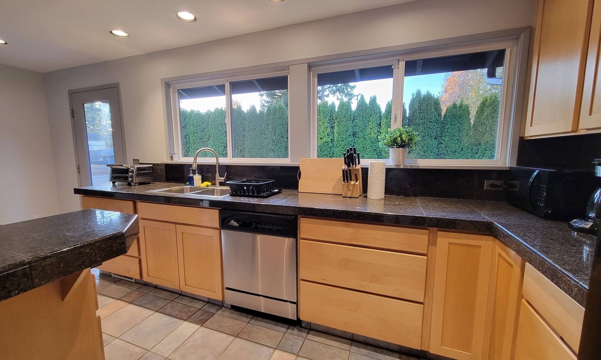 Hazelwood House | Spacious Home w/ Full Kitchen & Washer Dryer