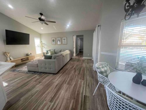 Riverview House | Spacious Home w heated Pool SmartTVs Pool Table