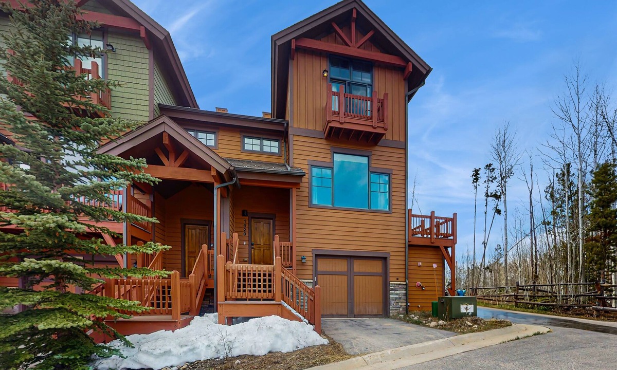 Bear Crossing House | Spacious home w/kitchen, wifi, great views, deck & convenient location
