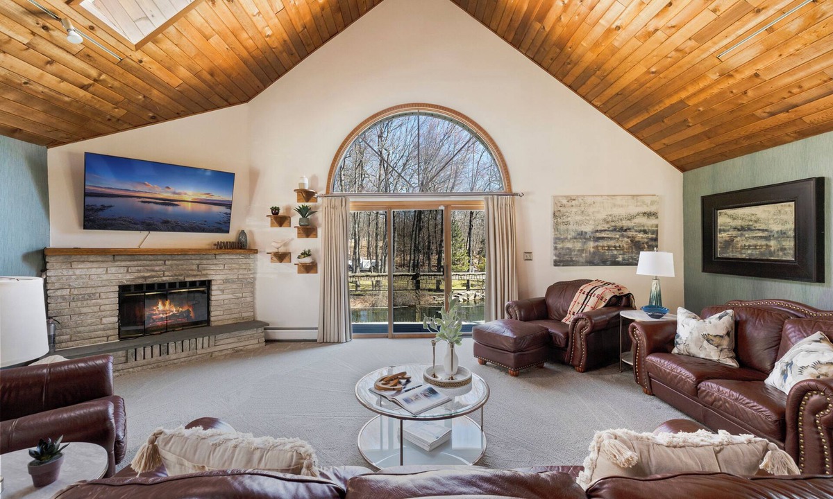 Monroe House | Spacious Home w/Pool/Hot Tub, Mins to Parks/Skiing