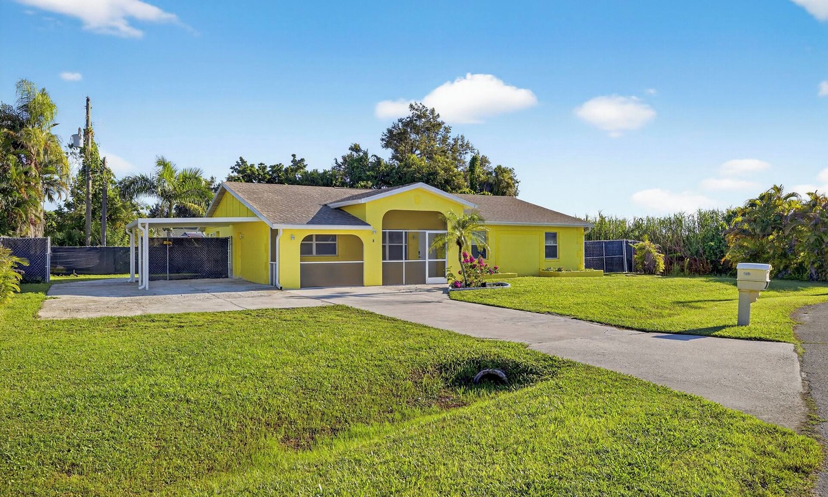 Fort Myers House | Spacious home with 7 beds, home gym, office with oversized backyard.