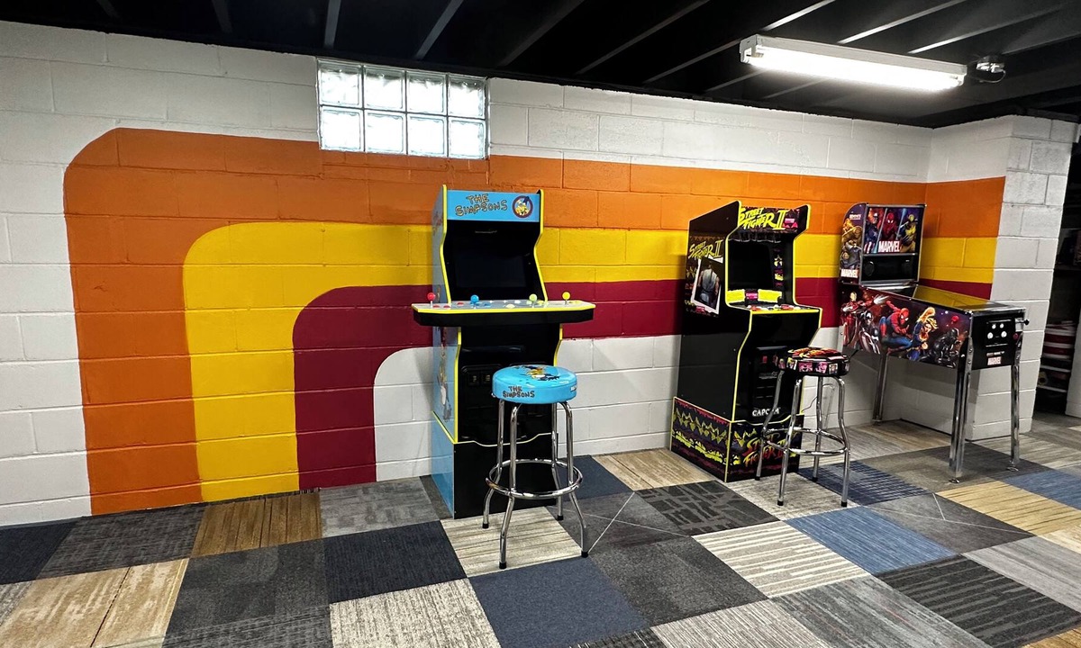 Urbandale House | Spacious home with arcade and game room!