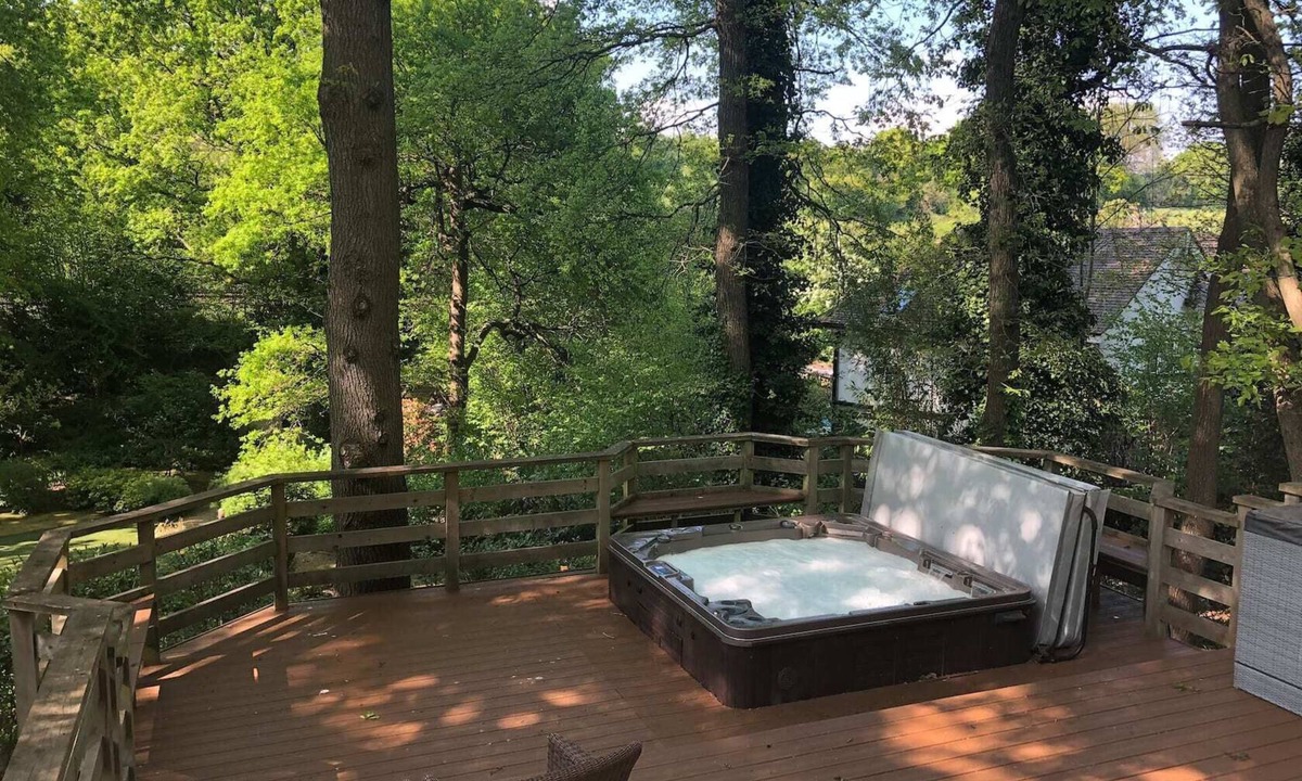 Tadworth House | Spacious home with luxurious amenities