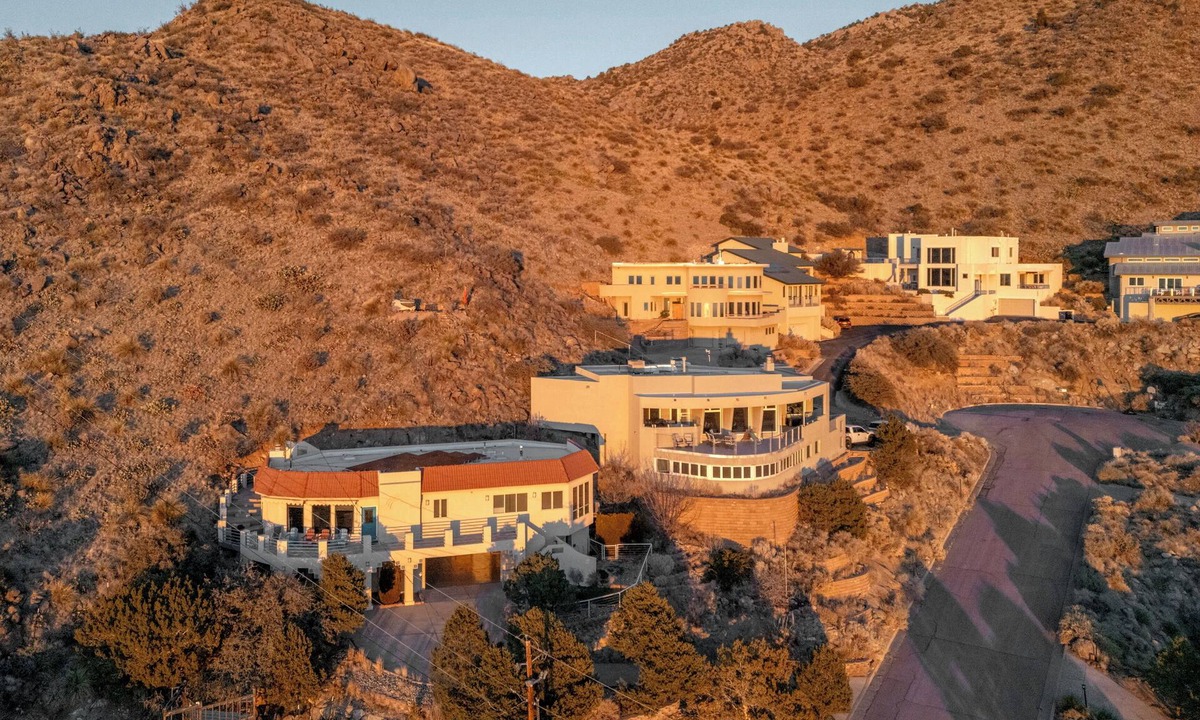 Glenwood Hills House | Spacious home with the view of city lights