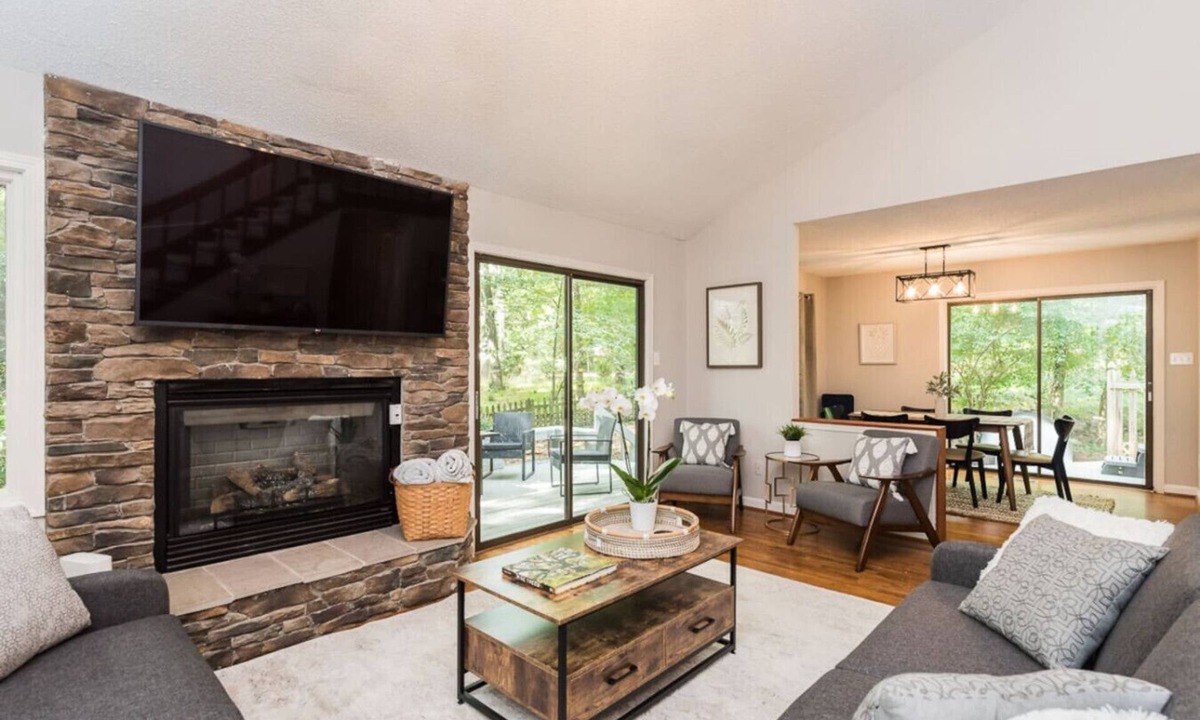 Chapel Hill House | Spacious Home with Hot Tub Near UNC