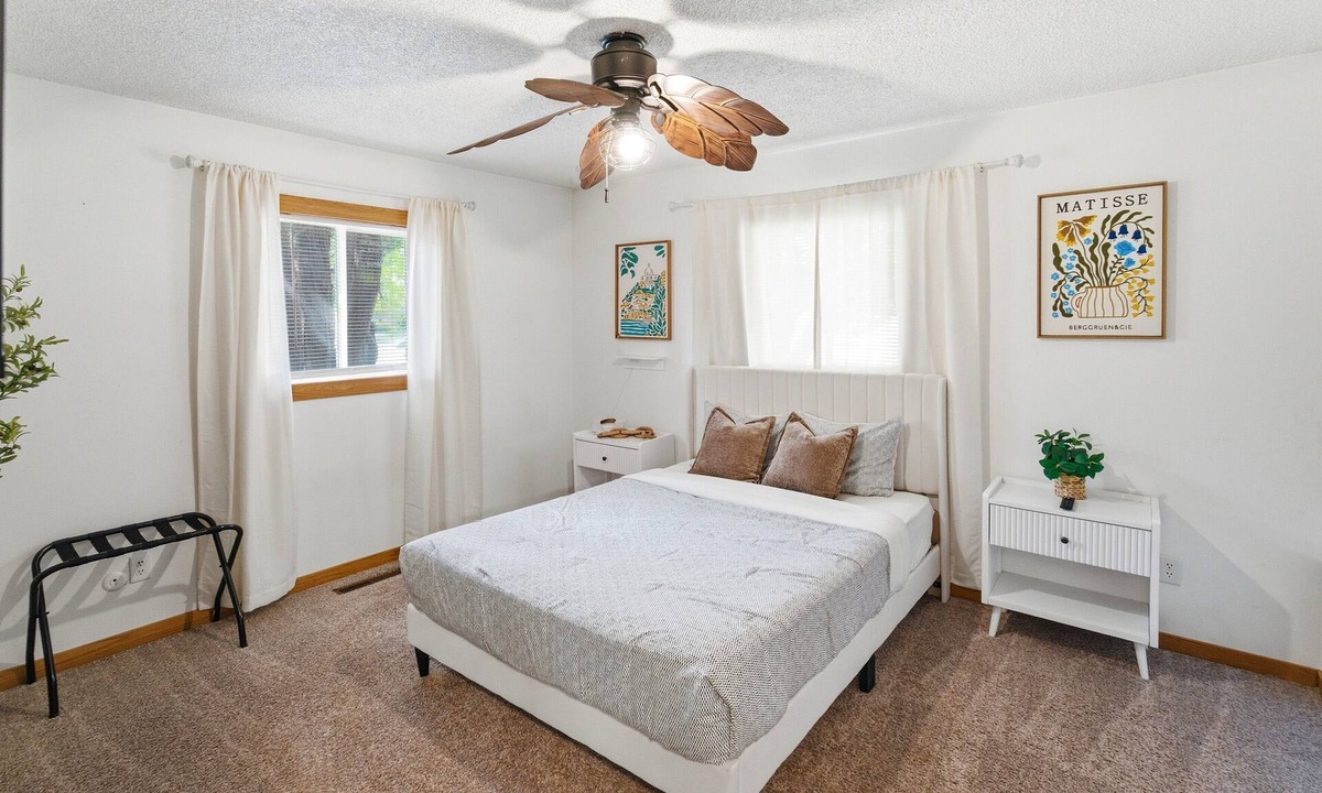 Garden City House | Spacious Home with Basement in Garden City