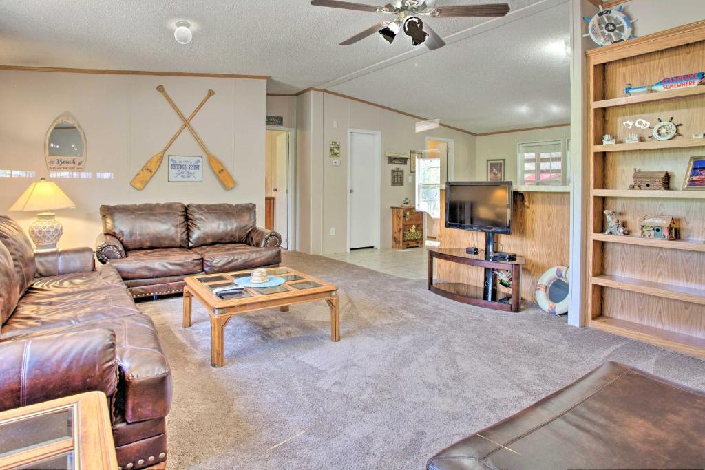 Custer County House | Spacious House ~ 1 Mi to Lake & Boat Ramp!