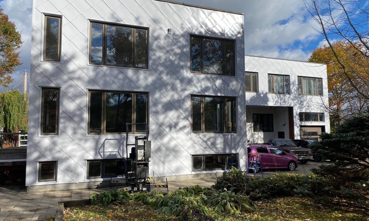 Laval House | Spacious house across from the St-Dorothée REM station
