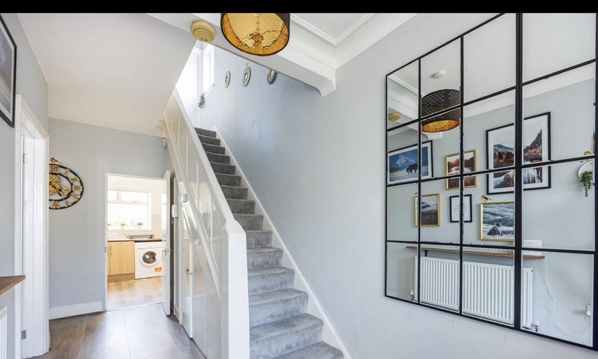 Clayhall Other | Spacious house contractor family free parking near tube