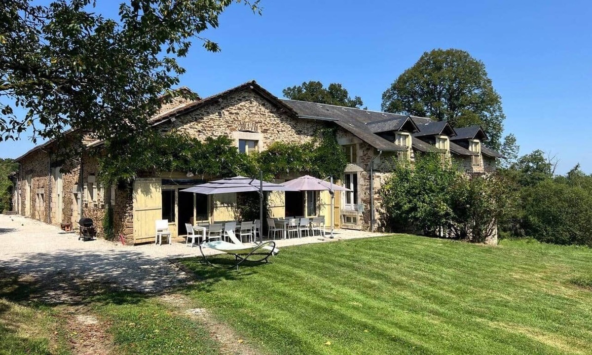 Noblat House | Spacious house for 20+ people in nature