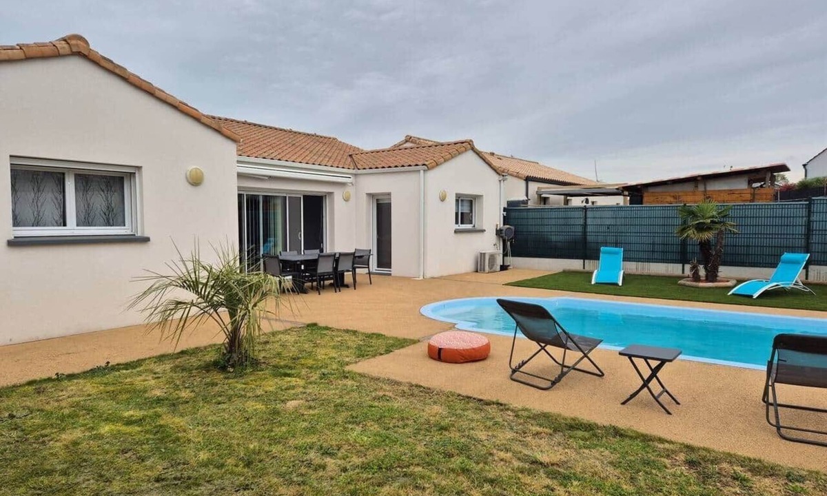 Angles House | Spacious house for 6, wifi, heated pool