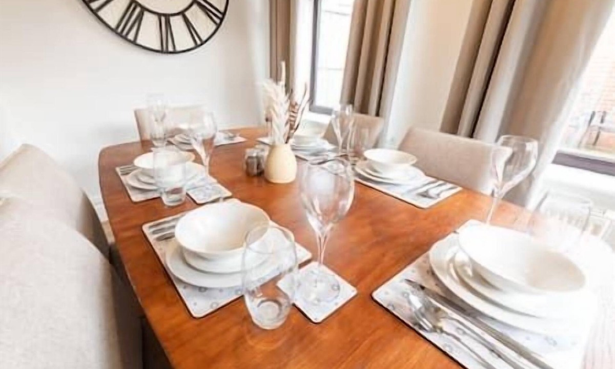 Wyken House | Spacious House - FREE Wi-Fi