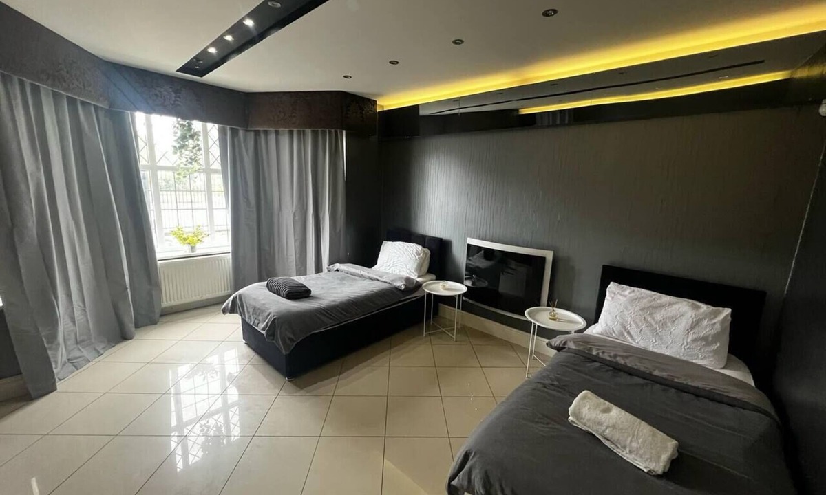 Luton House | Spacious House in Luton -11 Beds