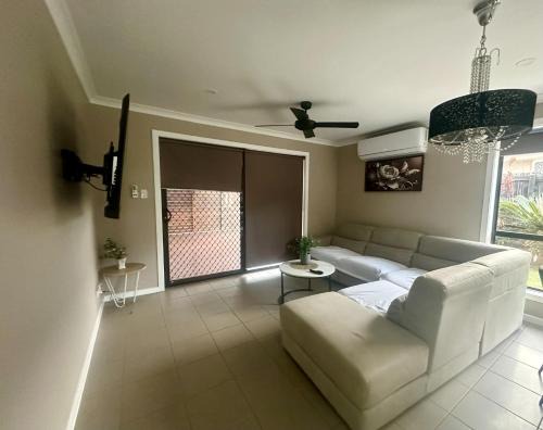 Redbank Plains House | Spacious House in Redbank Plains