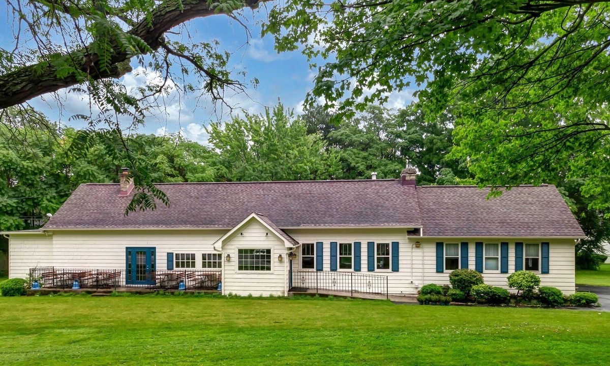 Youngstown House | Spacious House in Youngstown! Great for Couples and Families