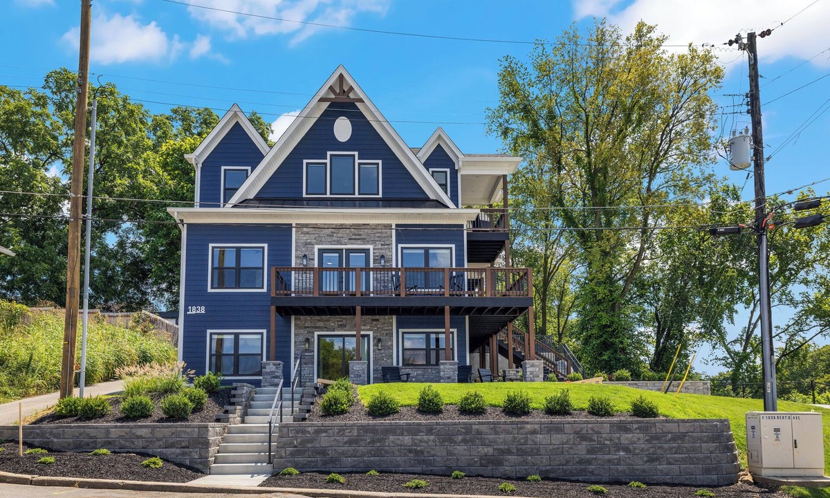 Clifton Heights House | Spacious house next to Mellwood Arts Center; Amazing downtown views! HOT TUB!