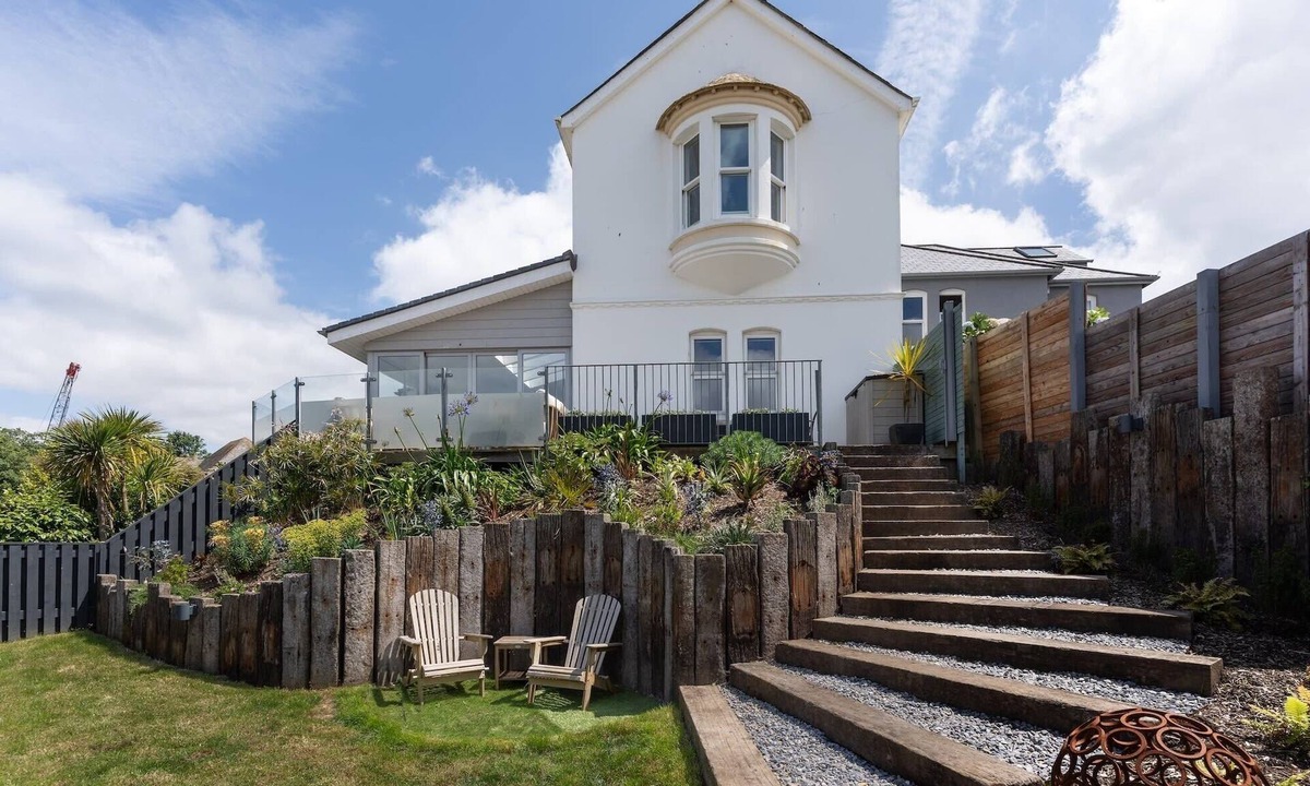 Mylor Churchtown House | Spacious House nr Castle Beach, Parking & Sauna