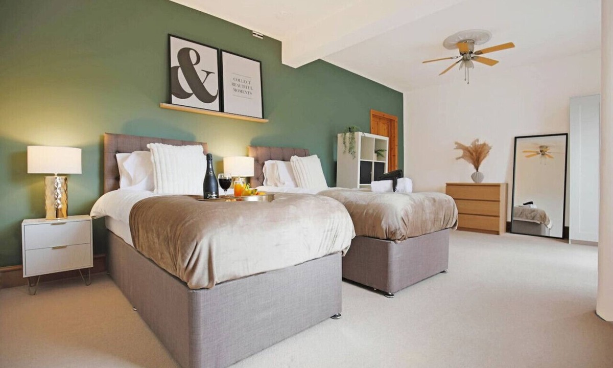 Northampton House | Spacious House PoolTable FreeParking Balcony