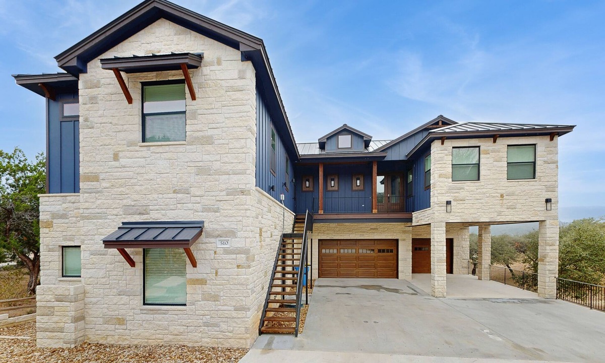Point Venture House | Spacious house w/ping-pong and pool table, balcony with water and sunset view