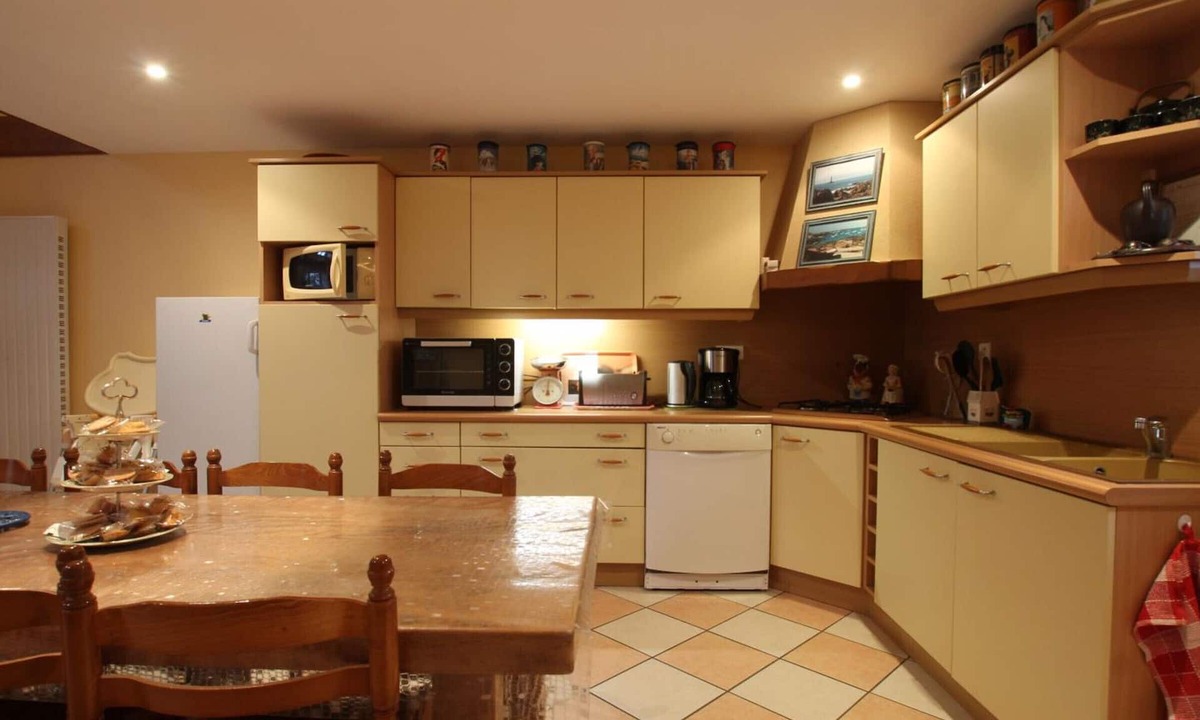 Ver Cottage | Spacious house with courtyard, fireplace, and secure pond in Ver