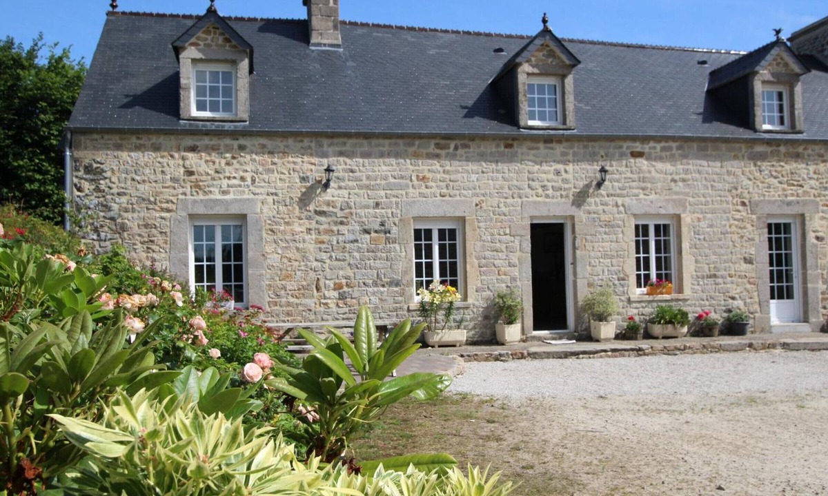 Grosville Cottage | Spacious house with garden, fireplace, WiFi, pets allowed