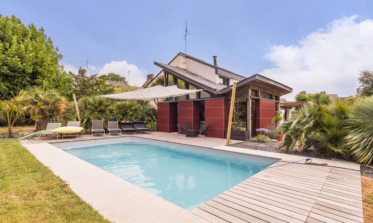 Nozay Cottage | Spacious house with heated pool, pets allowed