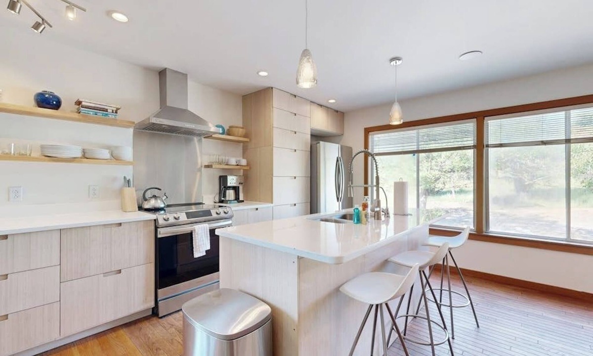 Cushing House | Spacious House with Modern Comforts and Nature