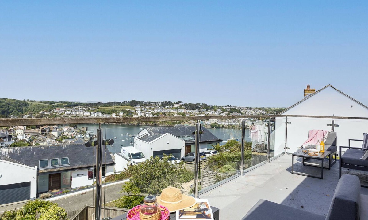 Polruan House | Spacious house with panoramic estuary views