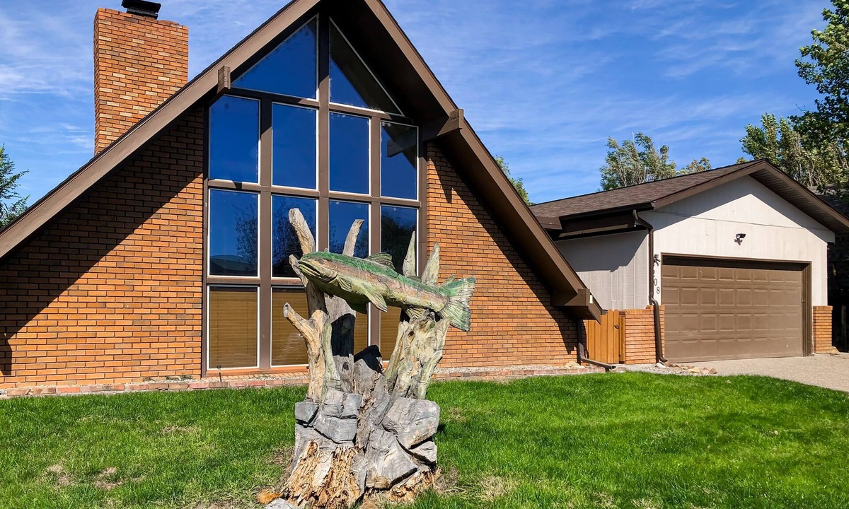 Thermopolis House | Spacious house with free wifi, Smart TVs + private hot tub