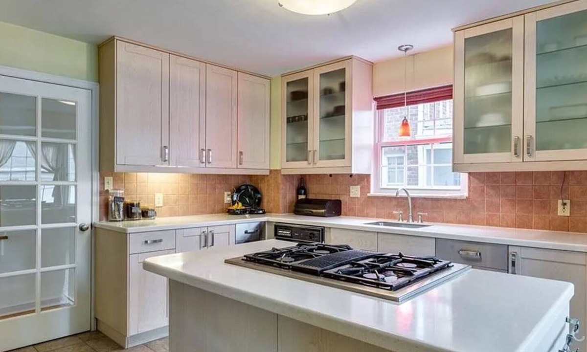 Euclid House | Spacious house with WiFi and AC in peaceful Euclid