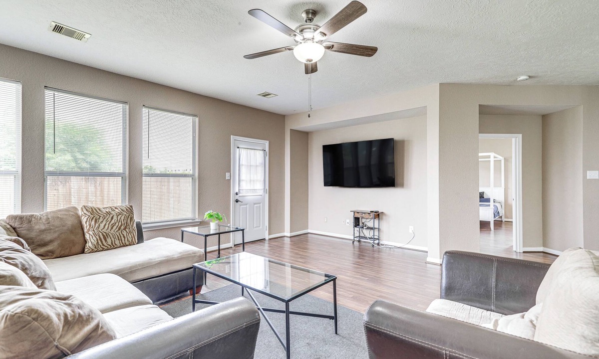 Houston House | Spacious Houston Home w/Pool Access, Fenced Yard!