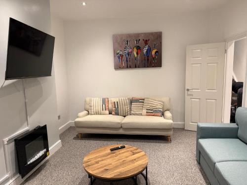 Doncaster House | Spacious John York House & Parking