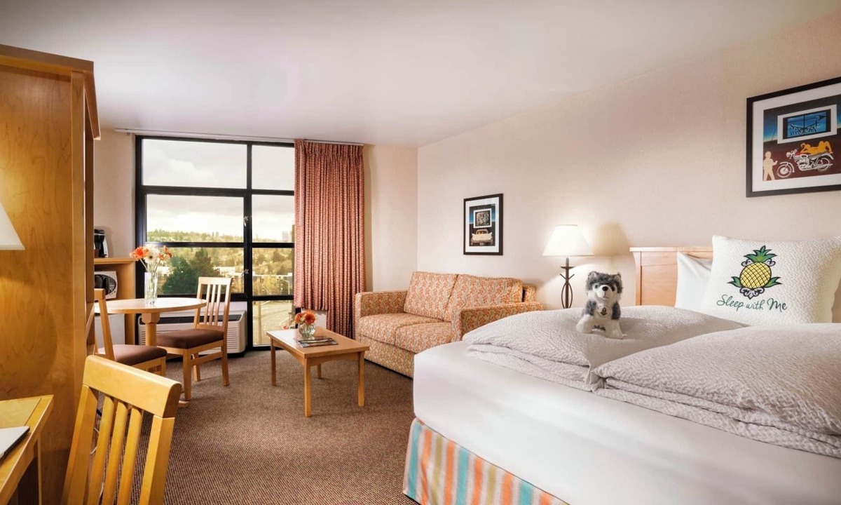 University District Hotel | Spacious Junior Suite w/Pool in Vibrant University District | Free Parking