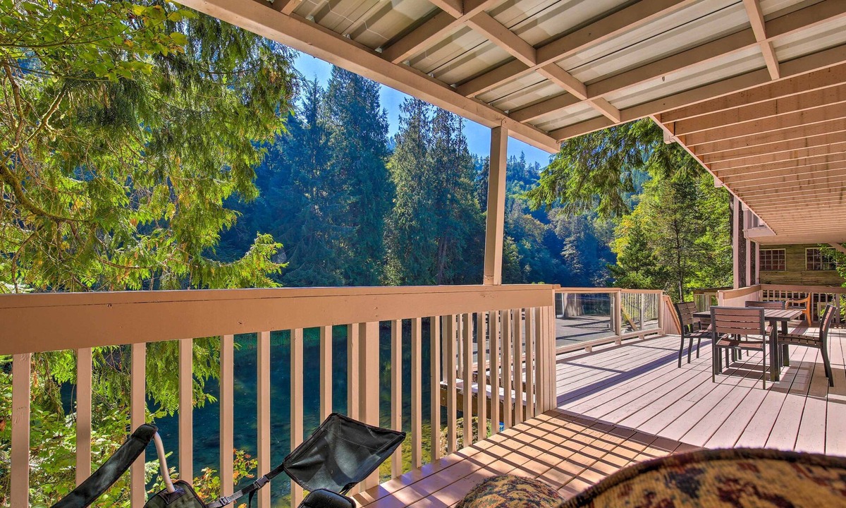 Kalama Apartment | Spacious Kalama Studio w/Riverfront Deck!