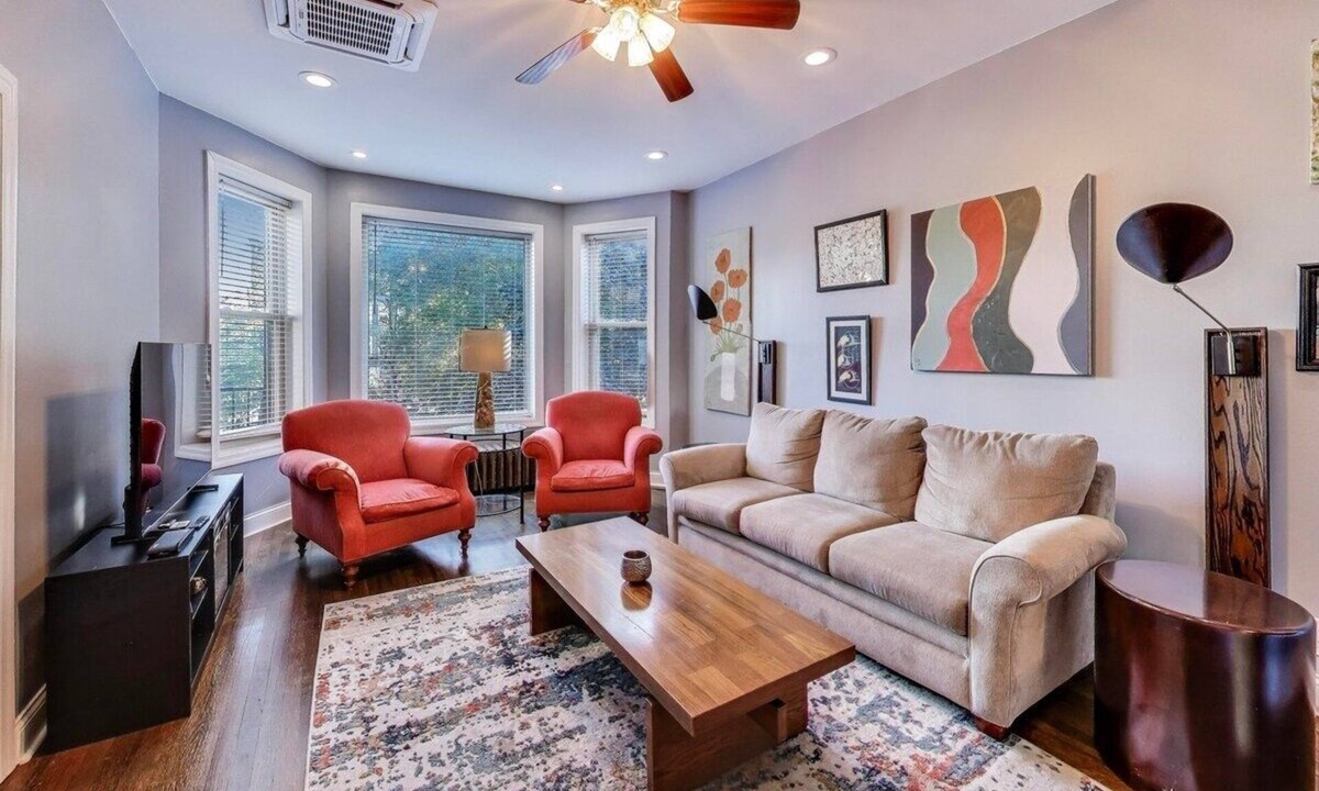 Edgewater Apartment | Spacious King 1BD Top Floor Walkable Edgewater