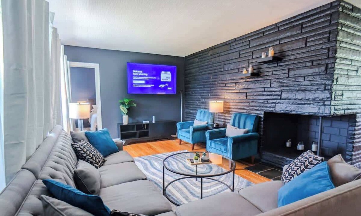 Delaware House | Spacious King Games Fire Pit 5 Min to Zoo!