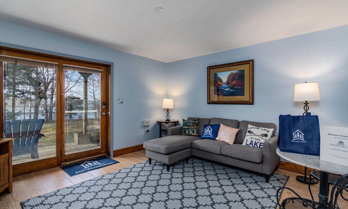 Big Cedars Apartment | Spacious King Lakefront Suite, Walk-In Entry, Cmty Hot Tub, Dog Friendly, Free Tickets