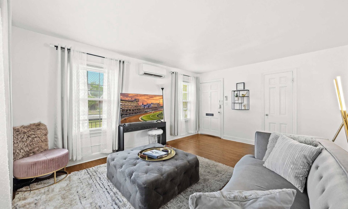 Audubon Apartment | Spacious king suite close to Churchill Downs!