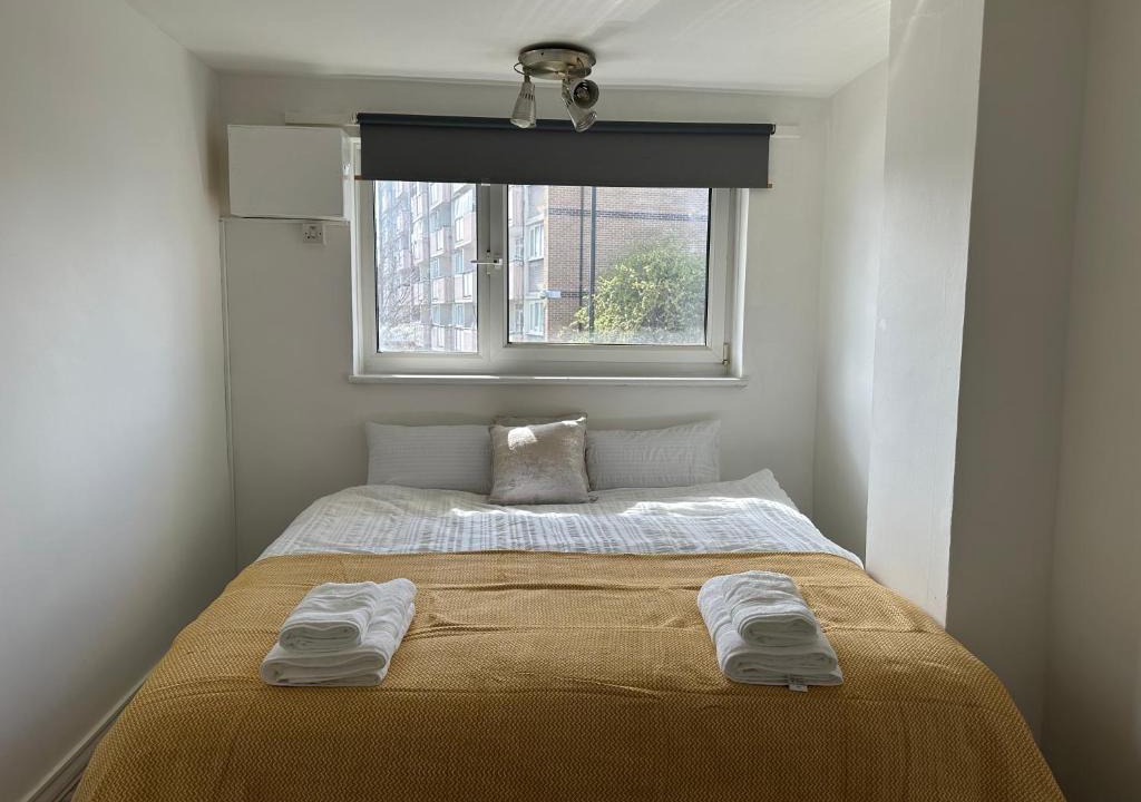 Canning Town House | Spacious Kingsize room