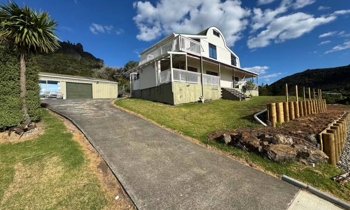 Whangarei Heads House | Spacious Kiwi bach with harbour views