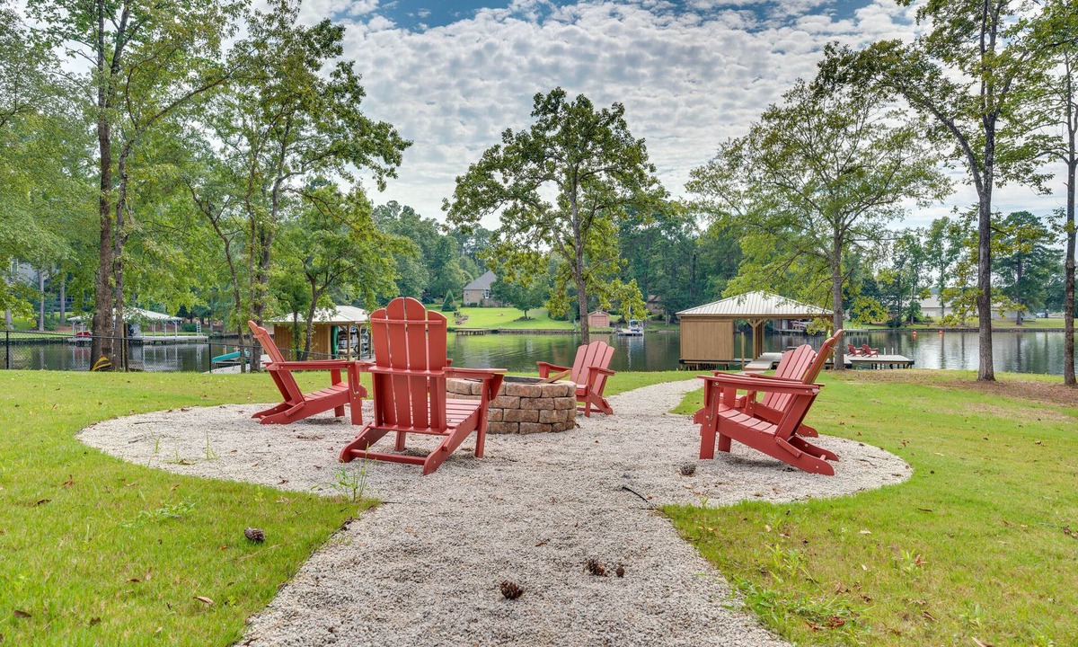 Milledgeville House | Spacious Lake Sinclair Vacation Rental w/Dock!