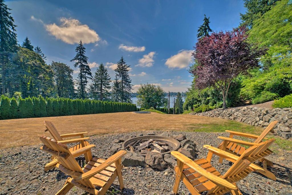 Lake Stevens House | Spacious Lake Stevens Home with Fire Pit, Patio