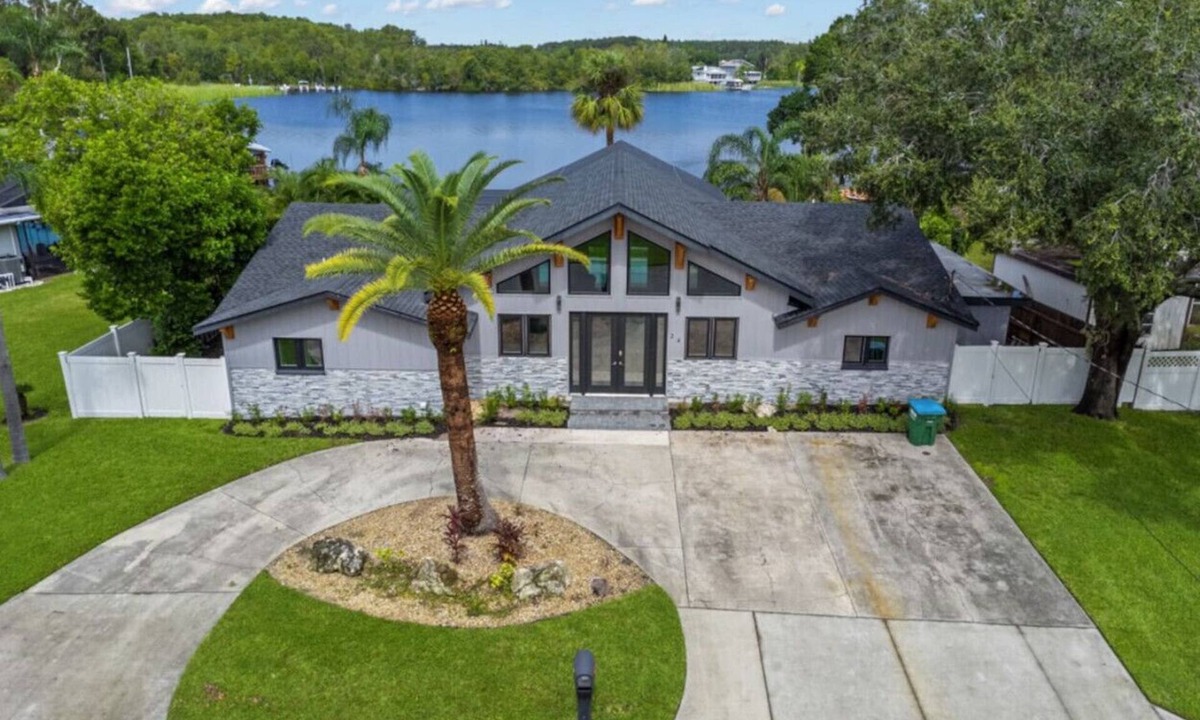 Lake Shore Estates House | Spacious Lake Tarpon Getaway
