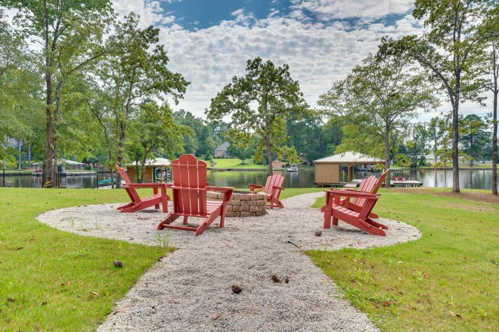Milledgeville House | Spacious Lake Sinclair Vacation Rental with Dock!