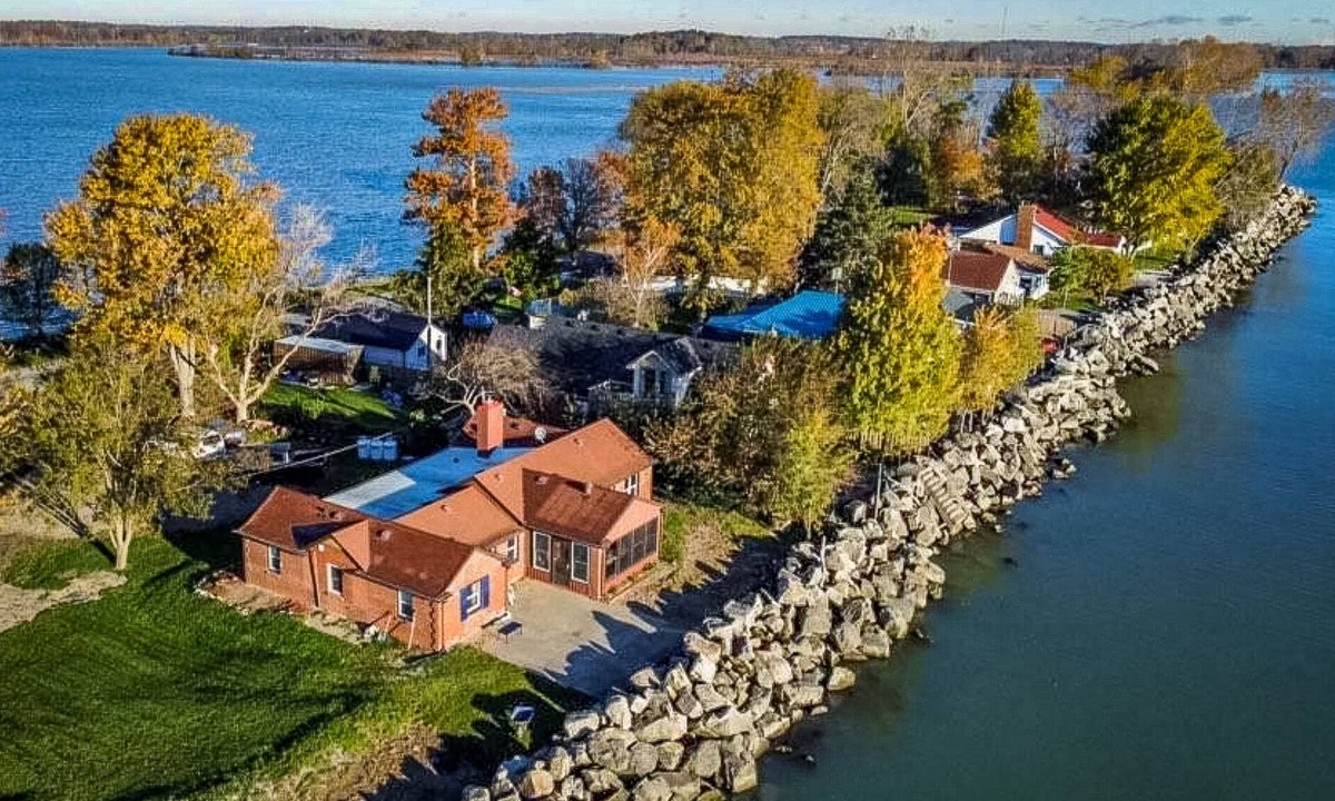Leamington Cottage | Spacious Lakefront Cottage near Point Pelee - Hot Tub + Yard + Pet Friendly