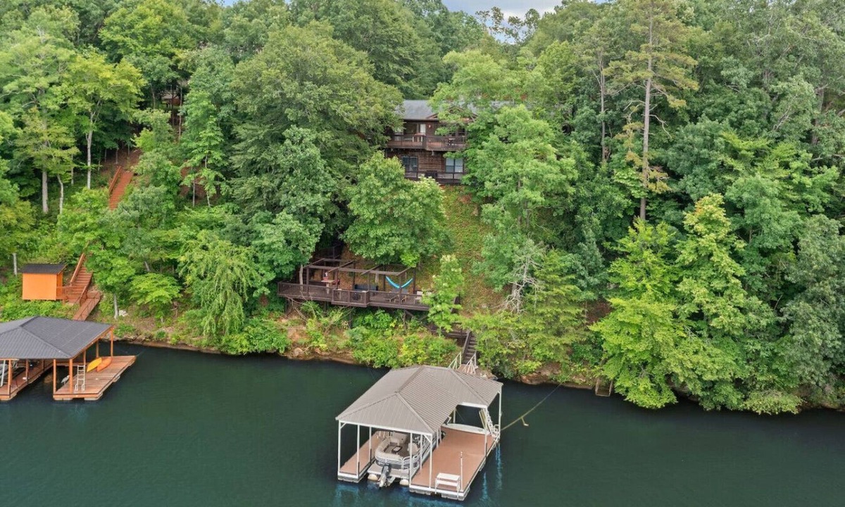 Berea Apartment | Spacious Lakefront *Gem* Pet & Family Friendly
