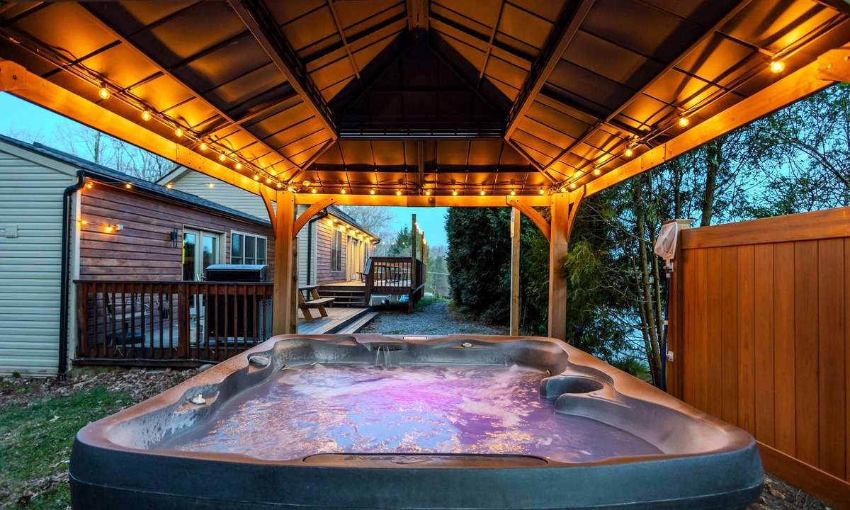 Jonas House | Spacious Lakefront house with Private pool and Hot Tub