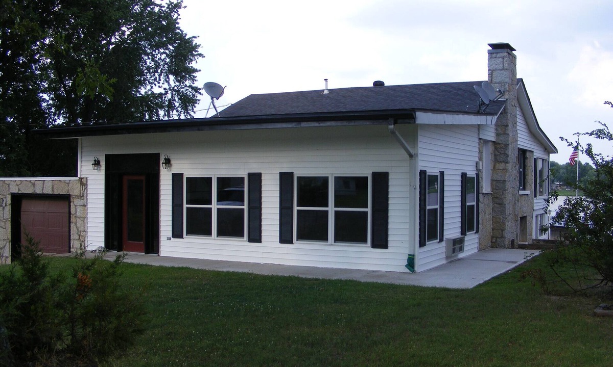 Copeland House | Spacious Lakefront w/private dock between Grove and Monkey Island!
